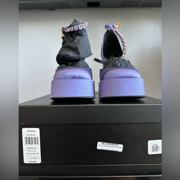 Versace Medusa Charm Satin Platform Pumps – Iconic Gold Medusa – New With Tags - Picture 3 of 9